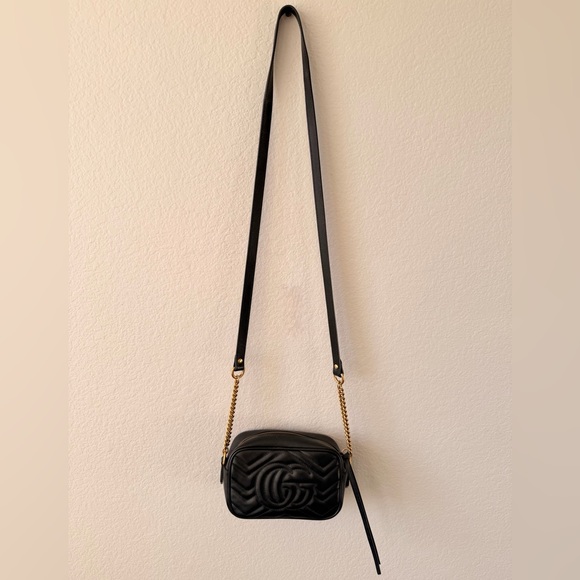 Gucci GG Marmont Mini Crossbody Bag in Black Chevron Leather & Gold Hardware - Picture 4 of 9